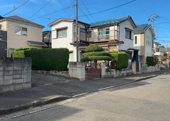東側道路の場合は居室を南向きに設計しやすいため、朝日が入りやすいというメリットがあります。一方、西側道路も東側同様に居室を南向きに設計しやすいのですが、住宅地だと朝日が入りにくいという弱点があります。