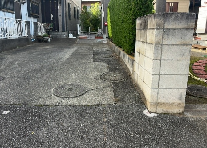 車一台あたりに必要なスペースは、標準サイズの普通自動車で横幅2m50cm、長さ5mは必要になります。ただし、乗降のことも考慮して横幅3m30cm、長さ5m50cmほどは確保できるところを選びましょう。