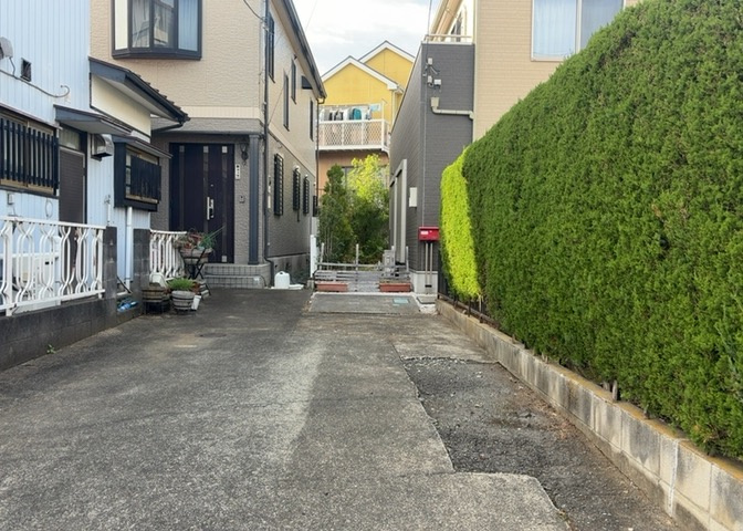 庭のある家に住むことのメリットとして、子どもたちの遊び場を確保できること、ガーデニングや家庭菜園を楽しめること、明るさを確保できることがあります。また、配置を工夫することでプライバシーが確保できます。