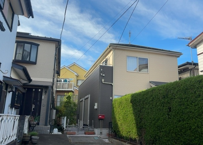 バルコニーは、建物内から室外へ楽に出入りできる便利なスペースです。また、バルコニーには手すりを付けることが義務付けられており、手すりの高さは110cm以上で施工することが建築基準法で定められています。