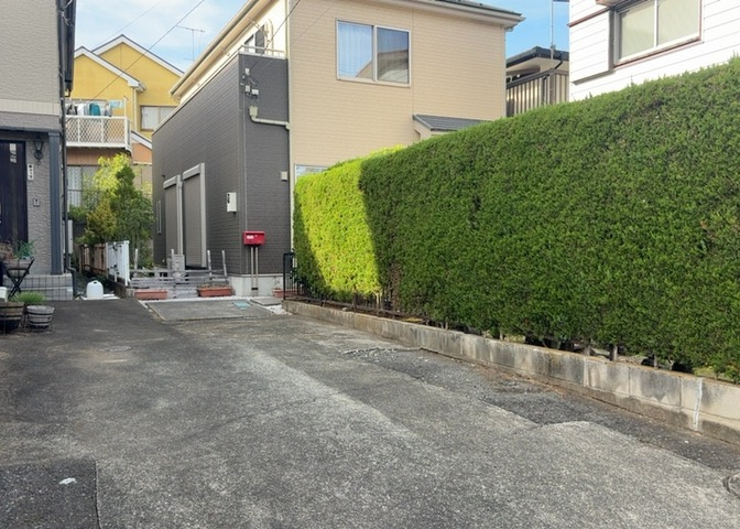 玄関は家の顔と言っても過言ではありません。現地を見学する際は玄関の広さや全体のバランスなどを見てみるといいでしょう。一般的なアプローチのしやすさだけではなく、お年寄りにも優しい設計のものだと安心です。