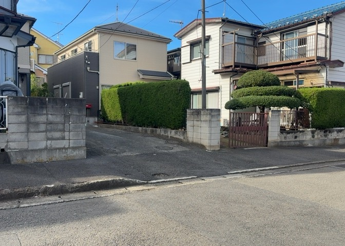 住宅用の土地では前面道路に2m以上接していなければならないと法律で定められています。しかし、お持ちの車のサイズやライフスタイルなどにより、2mでは利便が悪い場合もございますので、事前に確認しましょう。
