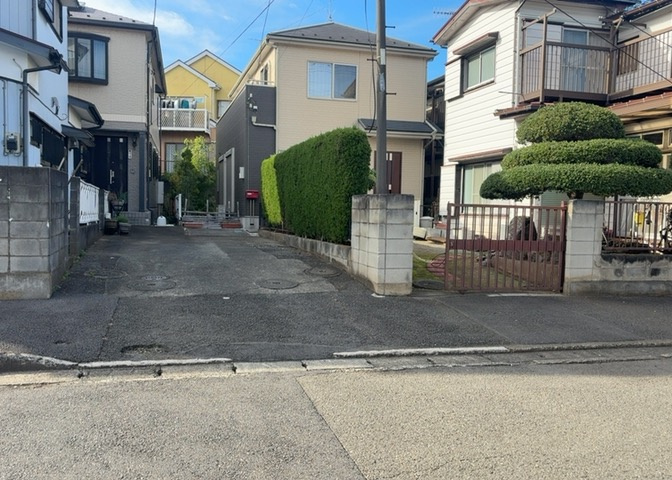道幅が広い場所は日当たりや風通が良好です。幅が広いのですれ違いも可能ですし大きな車でも駐車可能！一方で、大型車が通ることも多くなるため交通量の増加により騒音に繋がります。また土地の値段が高くなります。