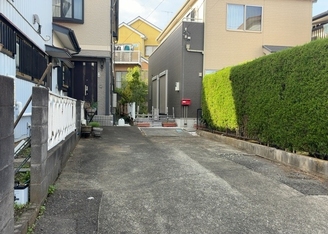 庭があることでガーデニングや家庭菜園はもちろん、こどもの遊び場やペットを放して遊ぶことができます。また、家の周囲に余裕があるということです。隣地との間があれば、十分な日当たりと、風通しが確保できます。
