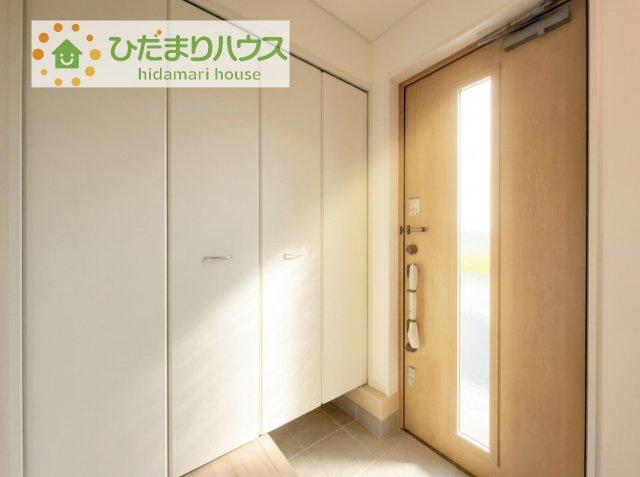 毎日「行ってきます」「ただいま」をいう玄関は明るく光が差し込みます♪
