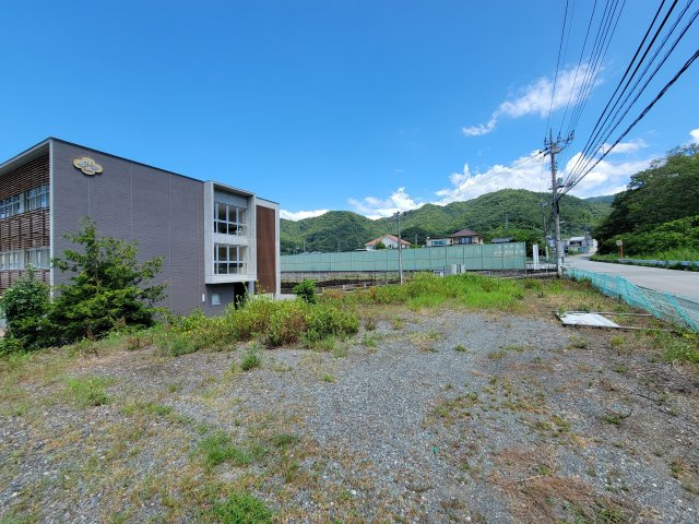 159坪の広々敷地は平屋や二世帯住宅など様々なプランに対応可能です。
