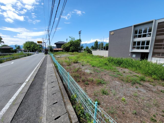 県道（歩道付き）