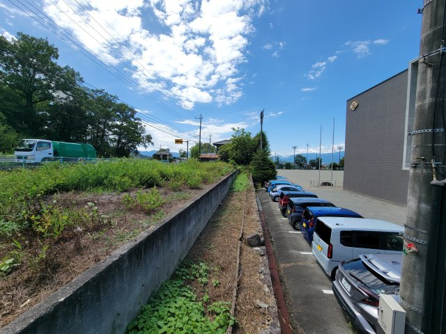 敷地北西側は相川小学校