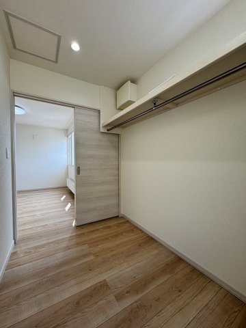 ファミリークローゼット兼物置収納にもできます。