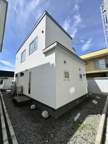 敷地は砂利を敷いており、裏もきれいな状態です。