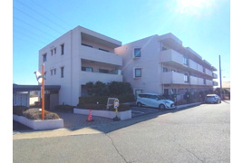 ロイヤルシャトー鳴丘の外観