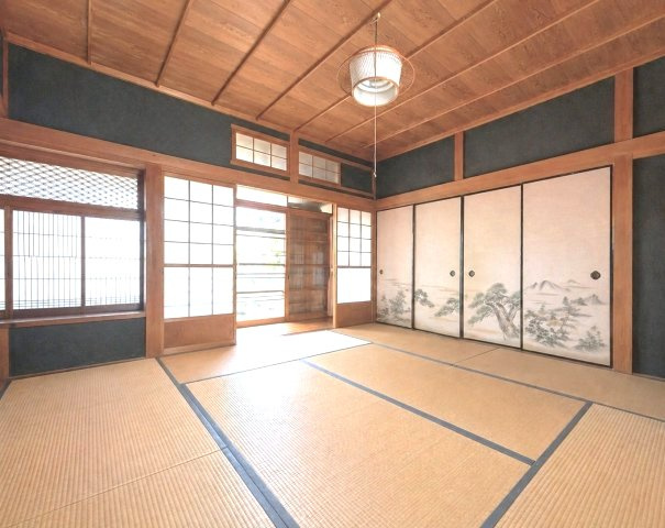 伝統的な雰囲気を残した和室8帖　※一部AI加工により家具を削除しています