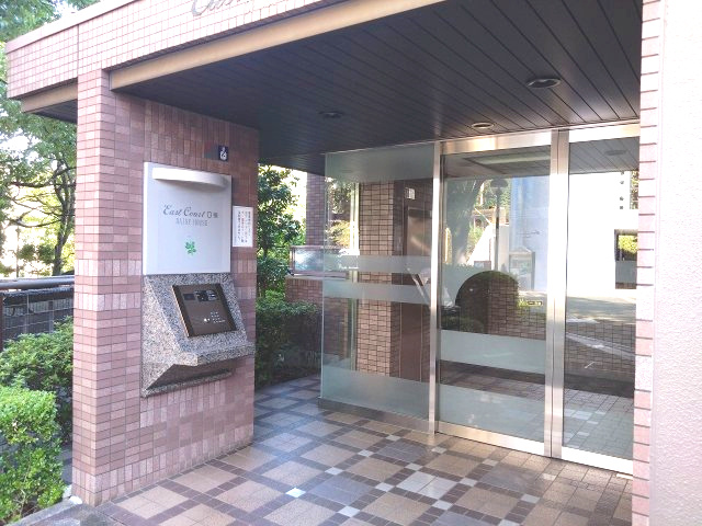 重厚感のある石造りのエントランスが、住まいの品格を物語ります。訪れる人を優雅に迎え入れる、こだわりのデザインです。