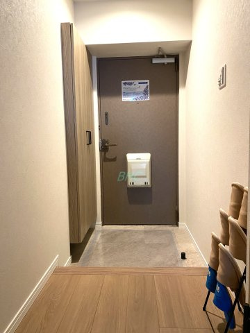 シューズクローゼットのある玄関は、シンプルな内装と偏り過ぎないデザインで統一しております。