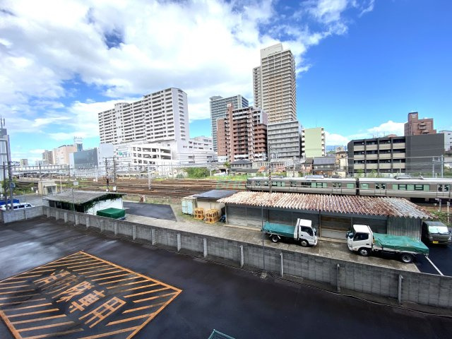 気持ちのいい空が見渡せるバルコニー。爽やかな風を感じて、心躍る素敵な暮らしがはじまります。