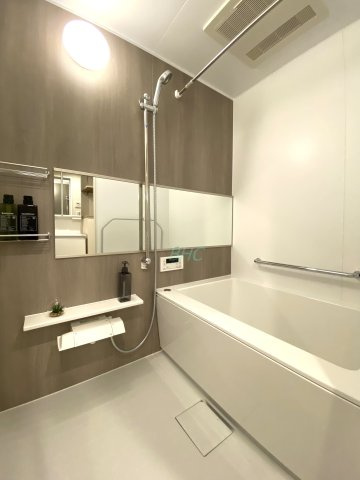 バスルームは上質が感じられるカラーリングで、清潔な空間美を実現しています。