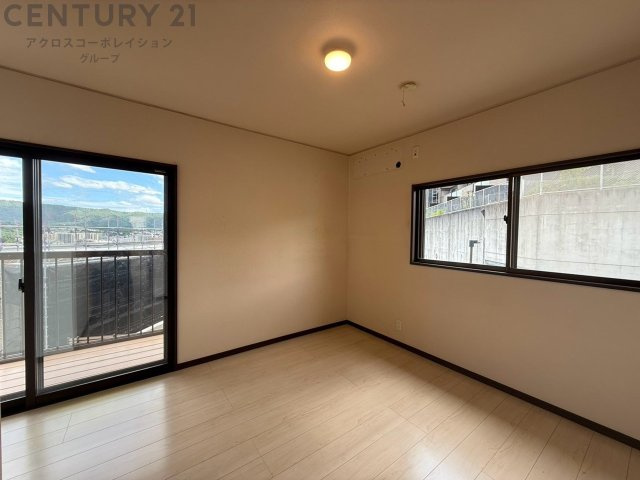 子供部屋…創造性や成長を促す遊びの空間を提供。学習や趣味に集中できる環境を整えます。個別のプライベートスペースは自己表現と自立心を育み、心地よい睡眠環境を整えリラックスできる場所を提供。