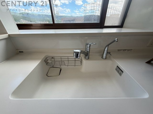 大きなシンクでお鍋などの大きな調理器具を洗う際にも便利です。