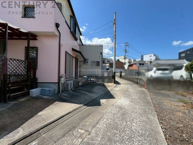 近隣には「キセラ川西」などの大型商業施設や医療施設が整備され、日常の買い物が非常に便利です。