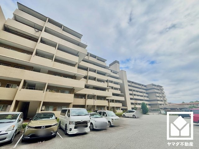敷地南側に隣接してブランコや滑り台などを備えた「一ケ谷東公園」があり、子育て世帯の方にもお勧めです。天気の良い日や隙間時間に気軽に利用できて、お子様が遊び疲れて寝てしまってもすぐに家へ帰れる距離感です