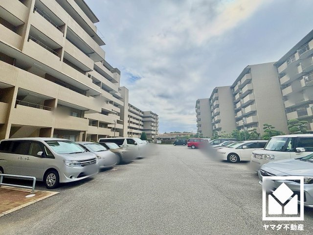 敷地内に平面自走式駐車場を設置（月額9500円）。重い荷物や雨の日の移動もスムーズで、快適なカーライフを実現。空き状況等の詳細は弊社スタッフまでお気軽にお問い合わせください。