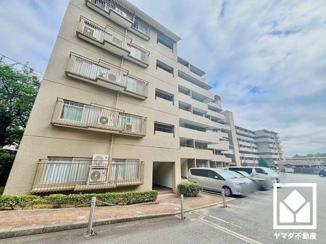 阪急バス「一ヶ谷町」停まで徒歩2分（約160m）の立地。日中の移動や週末のお出かけなど、ライフシーンに応じたスムーズな移動を叶える、ゆとりある住環境です。