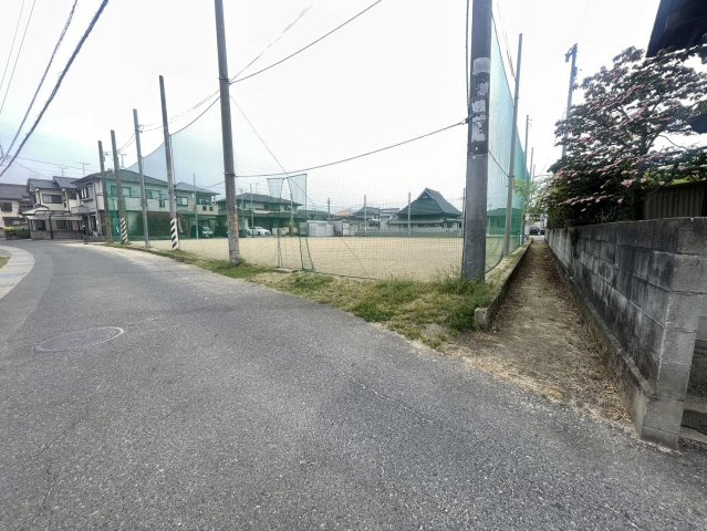 開放感のある南西角地で、隣接には広々としたグラウンドが広がり、視界が抜けた心地よいロケーション。陽当たり風通しともに良好です。前面道路は見通しもよく車の出入りもスムーズ。子育て世代にもおすすめです。　