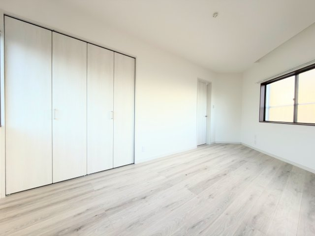 ◆室内はいつも明るい印象なので気持ちの良い朝を迎えられます。各部屋にはクローゼットを完備しており、収納が多いお家はすっきりして快適空間です。