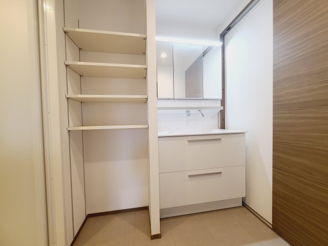 【新品】十分な大きさの洗面台は収納力大。身だしなみチェックや歯磨きなど、朝の慌ただしい時間でも余裕とゆとりを感じられる。
