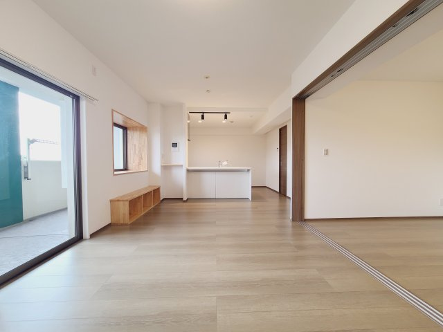 〇明るく開放的な空間が広がるＬＤＫ。室内には豊かな陽光が注ぎ込み、爽やかな住空間を演出。