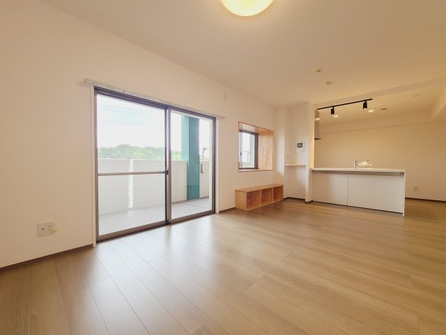 〇叶えたかったのは落ち着きのあるナチュラルな風合い。そして開放感があるリビング。優雅な気分に浸れる幸せな時間をこの空間で。