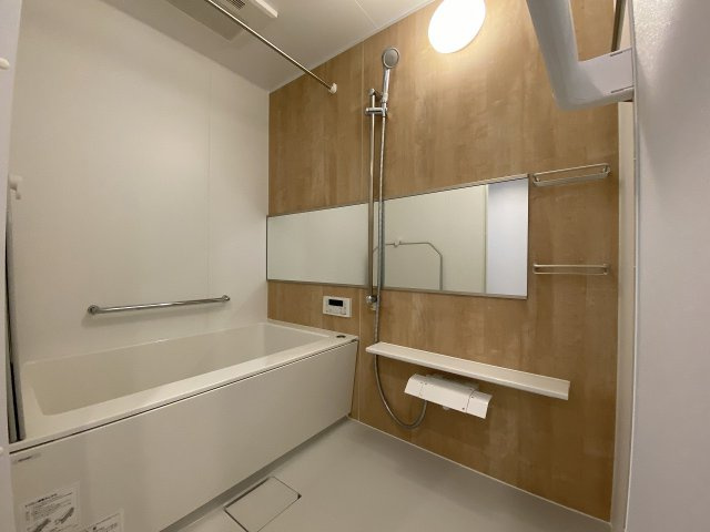 ゆったりと足を伸ばして一日の疲れを癒やせるリラックス空間のユニットバス新規交換済み！快適な入浴時間をサポートする設備が整い、清潔感のある空間で心身ともにリフレッシュできる至福の時間を過ごせます。