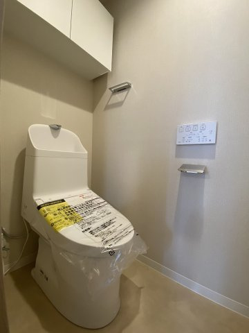 快適で衛生的な空間を創出する機能的なトイレ新規交換済み！お手入れがしやすい最新設備を備えており、清潔感を長期間キープできます。毎日の生活に欠かせない場所だからこそ心地よさにこだわった空間です。