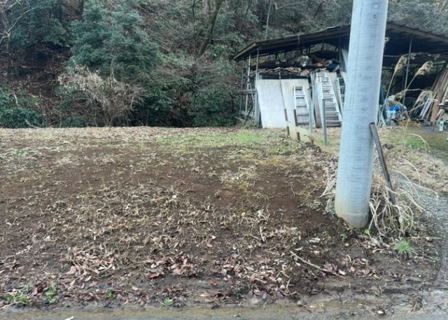 家を建てる場合、方位は要チェックです。現実的に日当たりのよい家ならばリビングは南側、建築基準法でも北側に当たる家への配慮は求められています。土地を見学に行く際は、方位磁針を持って行くようにしましょう。