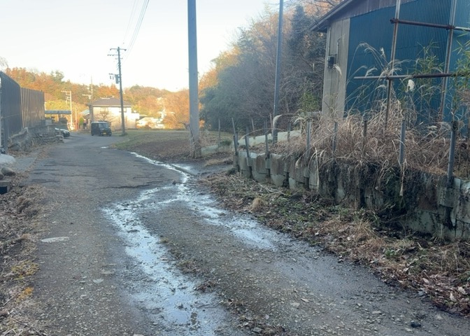 土地の前の道路に消火栓が設置されていることがあります。この場合、道路交通法第45条第1項により、駐車禁止の場所が指定されています。そのため、車庫などの駐車スペースをつくることができない場合があります。