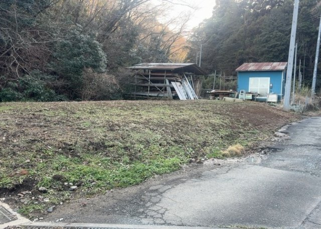 現地に行くなら、物件の周囲の地形がどうなっているかを見ることも大切です。周辺より低くなっている土地では、大雨などで水が集まりやすいため、地盤が弱くなっているということも考えられるため、注意が必要です。