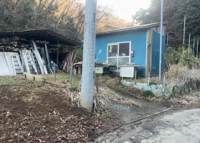 土地購入を検討されている場合、境界杭がない状態で購入してしまうと境界確定測量をする必要があり、費用がかかります。購入の前に、売主、隣土地所有者立ち合いのもと境界を確定し境界杭を設置するのがベストです。