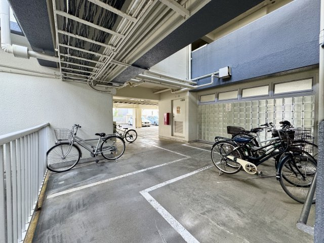 こちらは駐輪場になります。屋根があるので、雨に濡れる心配はなさそうですよ。