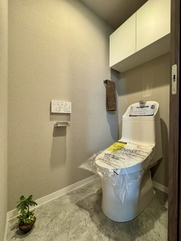 トイレも新品交換済みです。背面上部に収納棚があり、必要な物が収納でき便利です。