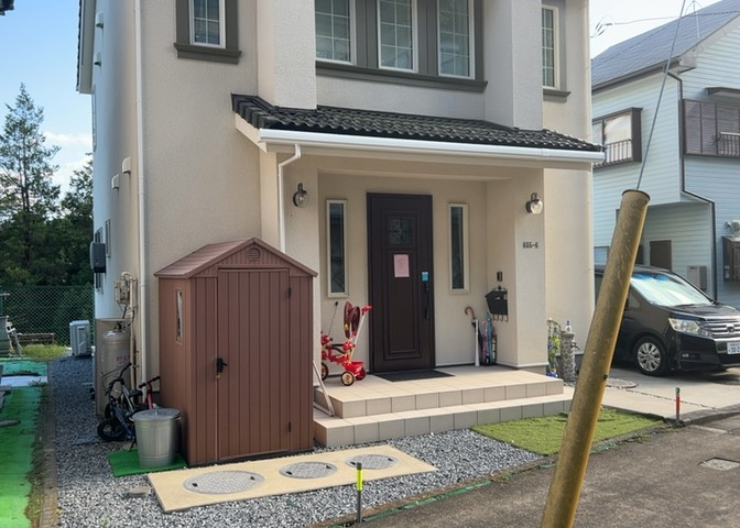 建物の基礎工事の方法は、主流となっているベタ基礎（防湿基礎）と布基礎の2種類に分類され、床下の通気性や耐久性などに違いがあります。建物の基礎部分の構造や付帯設備など詳細については現地でご確認ください。