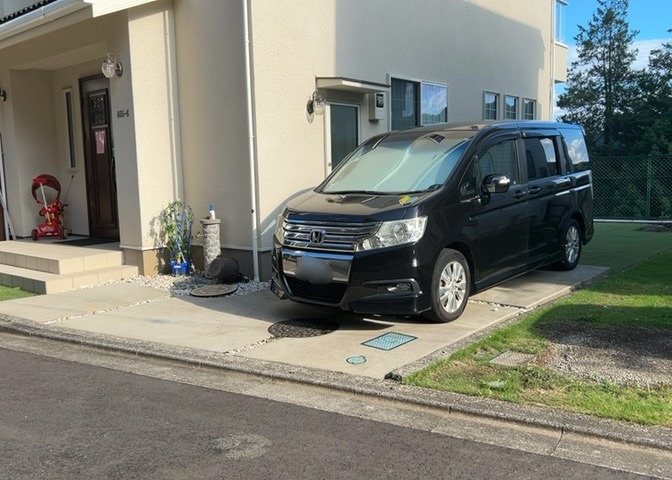 車一台あたりに必要なスペースは、標準サイズの普通自動車で横幅2m50cm、長さ5mは必要になります。ただし、乗降のことも考慮して横幅3m30cm、長さ5m50cmほどは確保できるところを選びましょう。