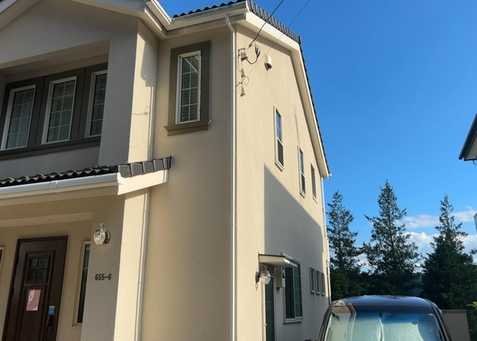 バルコニーは、建物内から室外へ楽に出入りできる便利なスペースです。また、バルコニーには手すりを付けることが義務付けられており、手すりの高さは110cm以上で施工することが建築基準法で定められています。