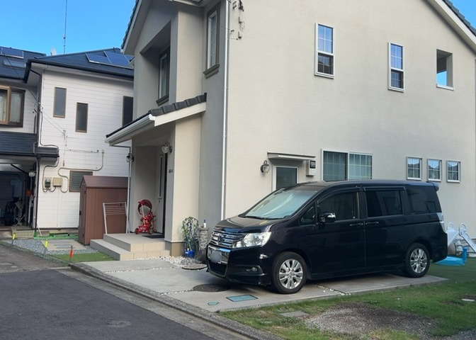 住宅用の土地では前面道路に2m以上接していなければならないと法律で定められています。しかし、お持ちの車のサイズやライフスタイルなどにより、2mでは利便が悪い場合もございますので、事前に確認しましょう。