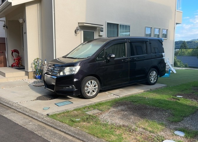 駐車場と明記されていても、最小スペースでつくられた駐車場だと大型車は駐車できなかったり、出入りしにくくなったりする可能性があります。お車のサイズと購入したい物件の駐車場のサイズを現地で確認しましょう。