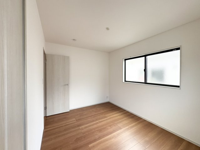 開放感あふれる二面採光で明るい6帖子供部屋。全居室に収納があるので物の置き場に困りませんね。