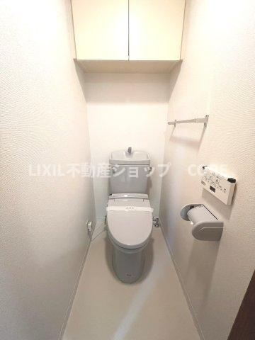 見た目もスッキリとしたデザインのトイレには温水洗浄暖房便座付き。