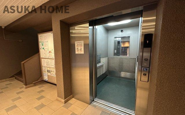 エレベーターを完備したマンションです。