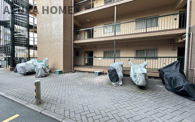 バイク置場の空き状況については、その都度、確認いたしますのでお気軽にお聞きください。