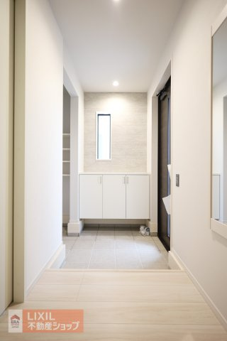 【玄関／現地完成写真】ゆったりと明るい玄関が皆様をお出迎え。標準で設置済のシューズボックスにより、玄関が散らからないよう配慮されています。シューズインクローゼットも便利です。