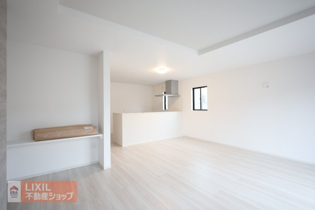 【ダイニング／現地完成写真】家族でくつろげるダイニングです。対面式キッチンでお食事の準備をしながらご家族との会話を楽しめます。ダイニングテーブルを置いてもゆとりのある広さです。